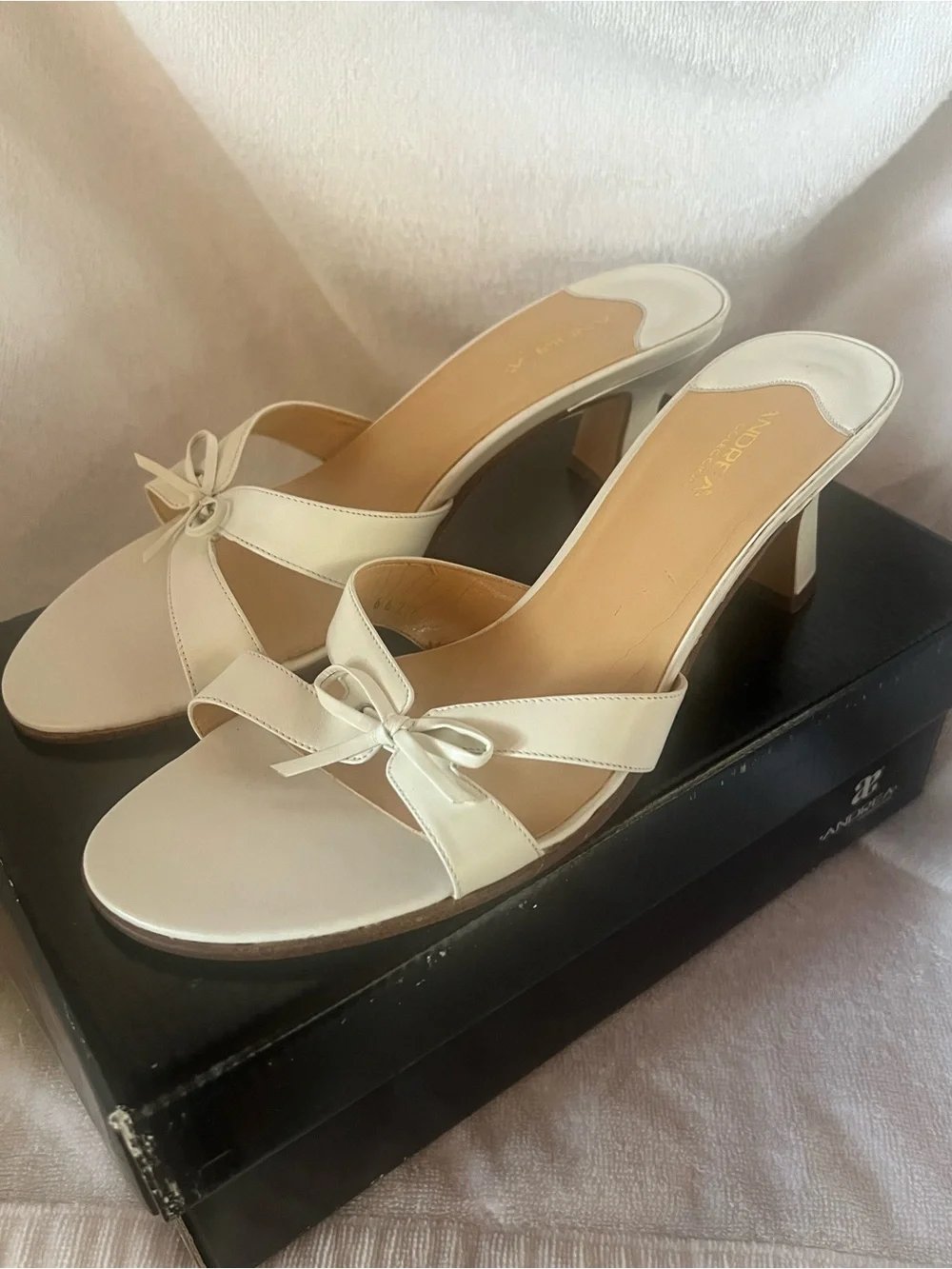 Y2K Andrea Collection White Bow Heeled Slide Sandals Women’s Size 8 Mule Heels M